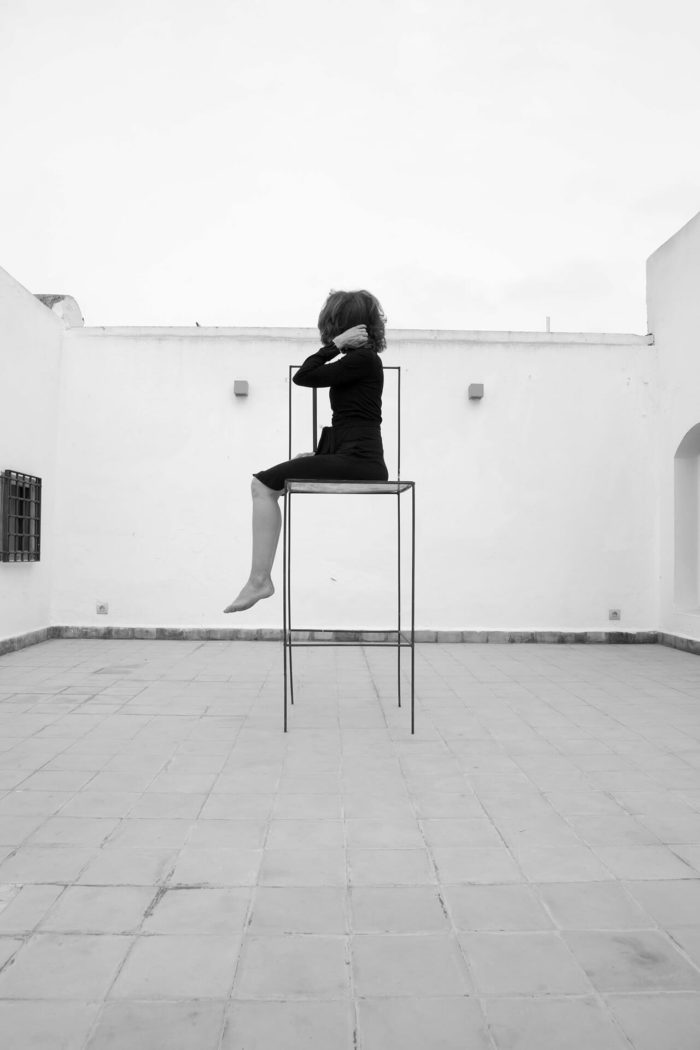 Photographie noir et blanc de l'artiste contemporaine Amina Benbouchta, Maroc