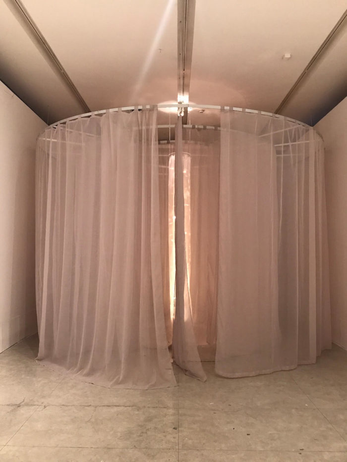 Jeannette Betancourt, Distopia, installation multimédia composée de tissus, coussins et lumières, avec une pièce sonore de Eduardo Roel