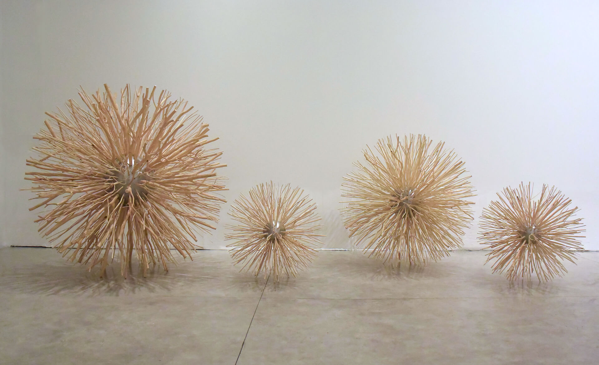 Jeannette Betancourt, Broken Nature, sphères en métal et bois, 2017
