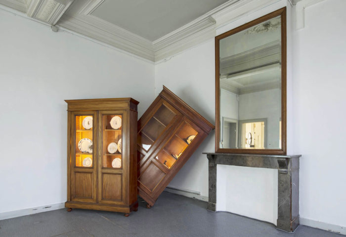 Hanane El Farissi, Basculement, installation composée de grosses armoires avec vitrines et assiettes de verre; arts contemporains au Maroc