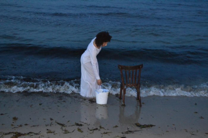 Hanane El Farissi, Affinée à l'eau salée, performance réalisée à Tunis où l'artiste verse de l'eau de la mer sur une chaise, arts contemporains au Maroc