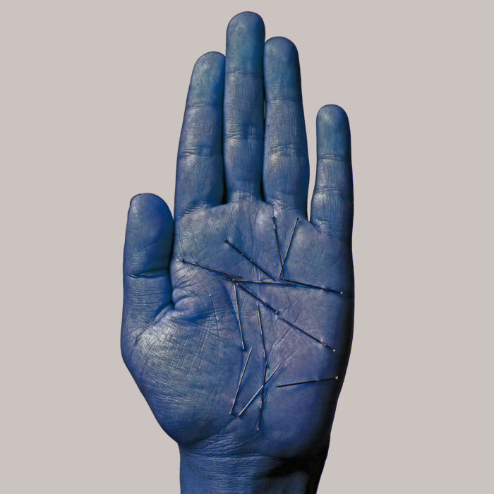 Youness Atbane, poetic carbon, photographie d'une main bleue avec des épingles, arts contemporains au Maroc