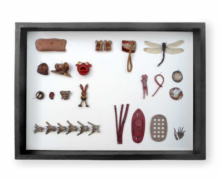 Edith Payer, Sloane's Agony box constitué d'objets trouvés dans la rue. Le Cube - independent art room, Rabat, Maroc