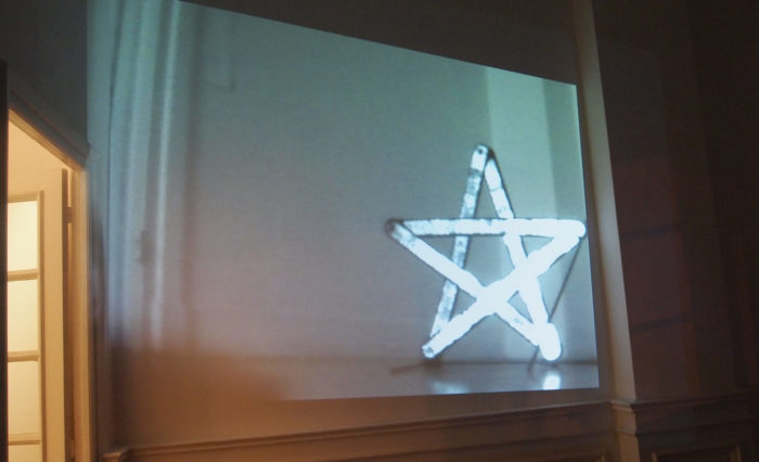 Mohamed Arejdal greenislam installaiton lumineuse en vidéoprojection au Cube - independent art room Rabat
