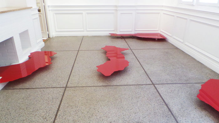 Zainab Andalibe Altérabilité géographique continents en verre rouge disposé dans l'espace d'exposition du Cube à Rabat, Maroc