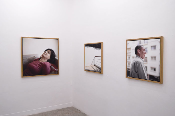 Wiame Haddad, Ceux qui restent, vue de l'exposition photographique au Cube, Rabat, Maroc.