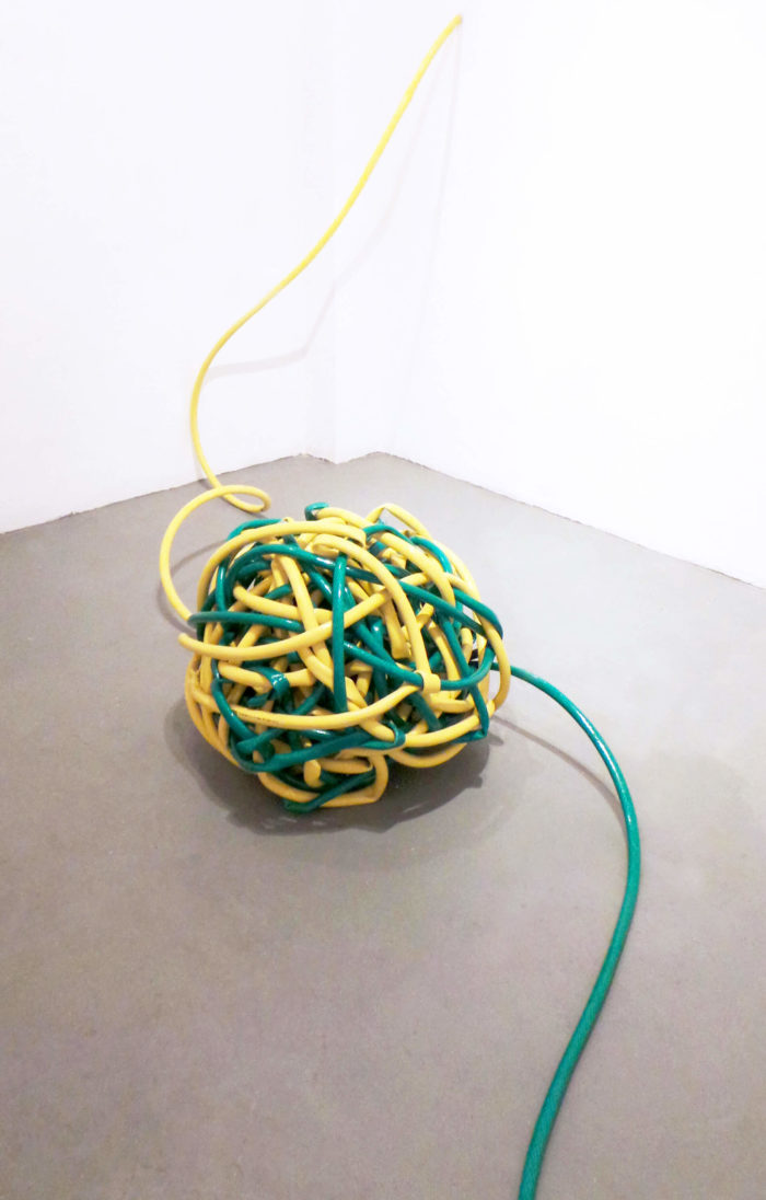 Zainab Andalibe Oukda boule de noeuds réalisée avec des tuyaux d'arrosage dans le cadre de la résidence summers lab au Cube à Rabat