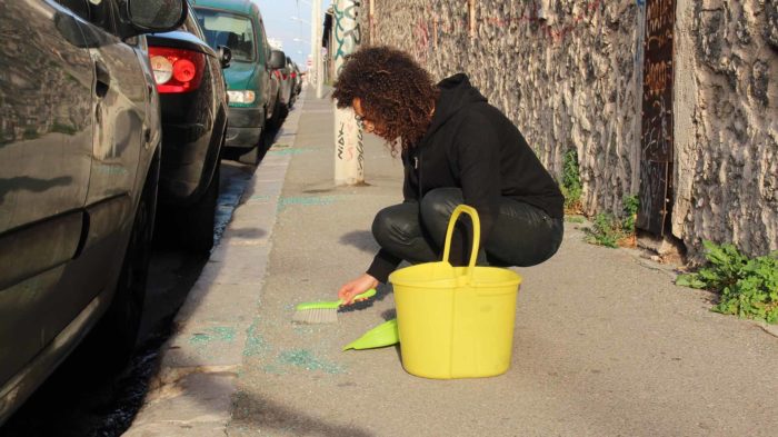 Hanane El Farissi, "Rue guibal", geste où Hanane El Farissi ramasse du verre cassé dans les rues de Marseille durant sa résidence à La Friche Belle de Mai, 2017