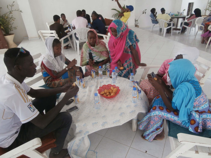 Espace Culturel Diadié Tabara Camara, Nouakchott : Moment de détente après un atelier avec des élèves sur les changements climatiques