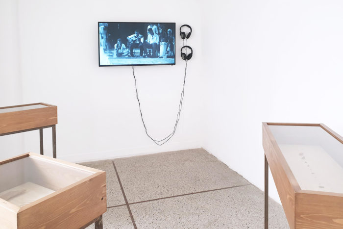 Vue d'exposition, Leave No Stone Unturned [Remuer la terre], curatée par Clelia Coussonnet au Cube-independent art room, 2019. Hanan Benammar, 