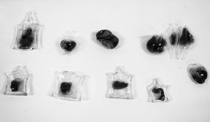 Khadija El Abyad, Cheveux enfermés sous verre soufflé, Formes miniatures, Expérimentations faites en collaboration avec les souffleurs du CIRVA, Recherches en cours Marseille, 2019