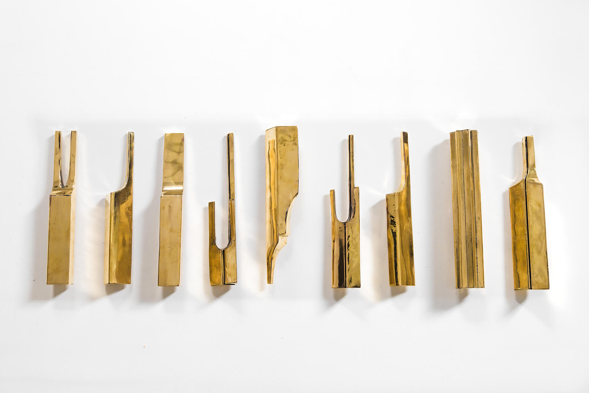 M'Barek Bouhchichi, "Re-enactement III", installation, éléments en cuivre, détail, 2020