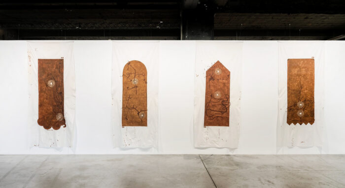 Khadija El Abyad Installation. 4 toiles, peinture au henné et pigments naturels sur tissu en popeline, 220 x 110 cm chacune. Courtesy de l’artiste et de l’adagp, Paris, 2026.