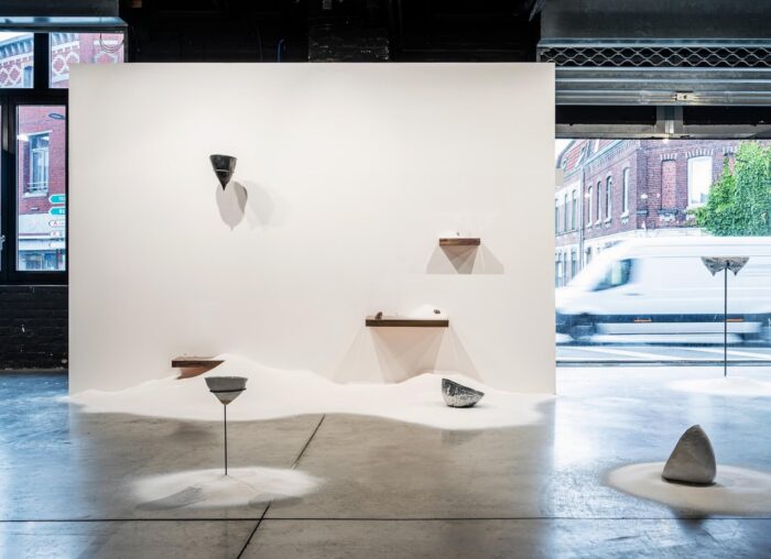 Ahmad Karmouni لامبوت – Lambout, 2022-2026 Installation de 5 pièces en céramique, supports en métal et en cuivre, sel de gemme, eau salée, temps, fioles en verre. Co-production La Condition Publique, 2026. Courtesy de l’artiste et de l’adagp, Paris, 2026. © La Condition Publique & Le Cube - independent art room photo: Frédéric IOVINO